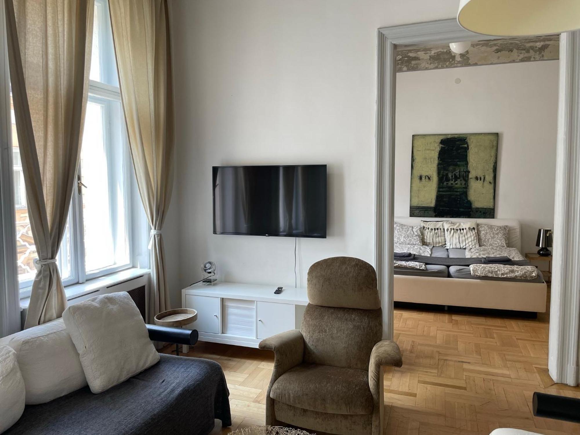 Beautiful 3 Bedroom Apartment In 7Th District, Budapest